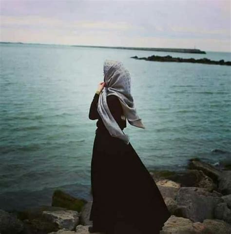 alone muslim girl image